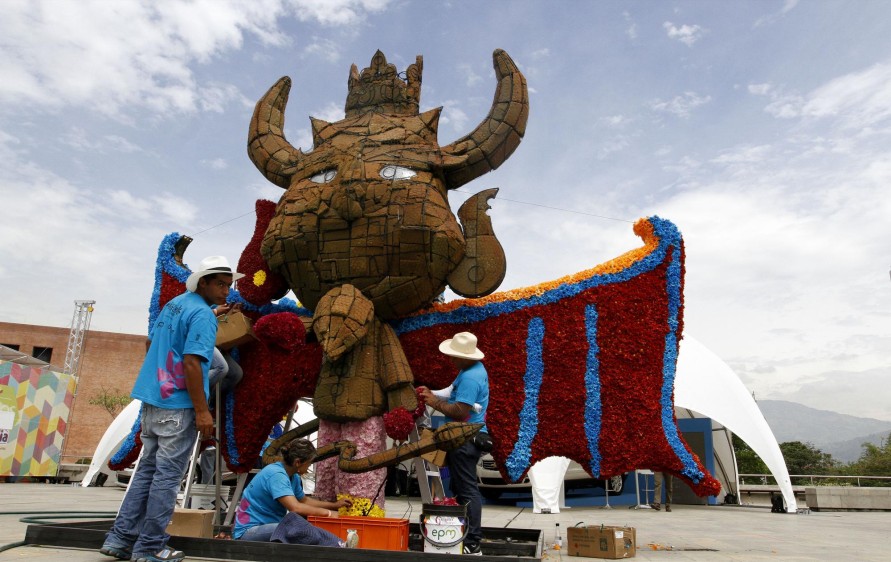 El Diablo del Carnaval de Riosucio es una de las cinco figuras que se podrán ver esta semana en los gigantes, que están hechos de pinochos, margaritas y pompones. FOTOS donaldo zuluaga