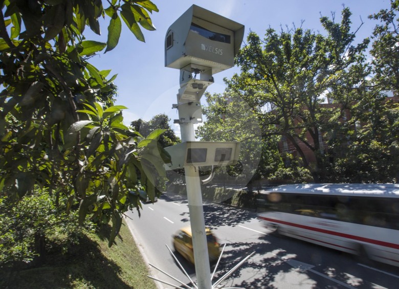 Las cámaras de fotodetección deben instalarse en lugares con mayor riesgo de accidente y deberán contar con la señalización pertinente a mínimo 500 metros de distancia. FOTO manuel saldarriaga