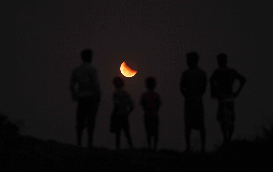 Un eclipse total de Luna en la madrugada de este sábado fue breve pero colmó las expectativas de los interesados. FOTO AP