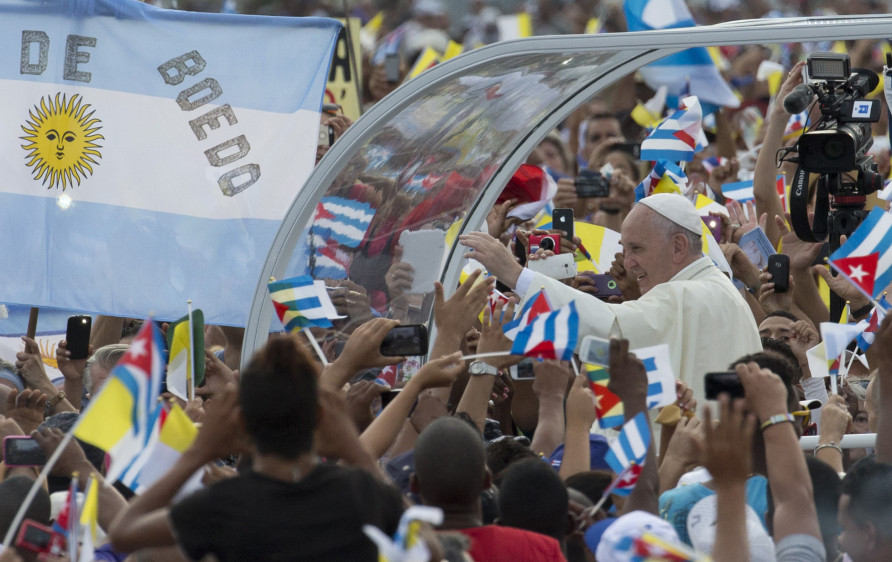 El pontífice celebró la eucaristía este domingo ante miles de cubanos que le esperaban y entre quienes circuló para saludarles más de cerca a bordo de un papamóvil abierto de fabricación cubana. FOTO AP