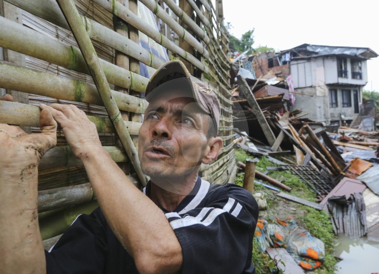 Óscar Pérez corrió para salvar su vida y luego no fue capaz de dejar atrás a sus vecinos, regresó pasa sacar el lodo de su barrio y ayudar a los damnificados. 