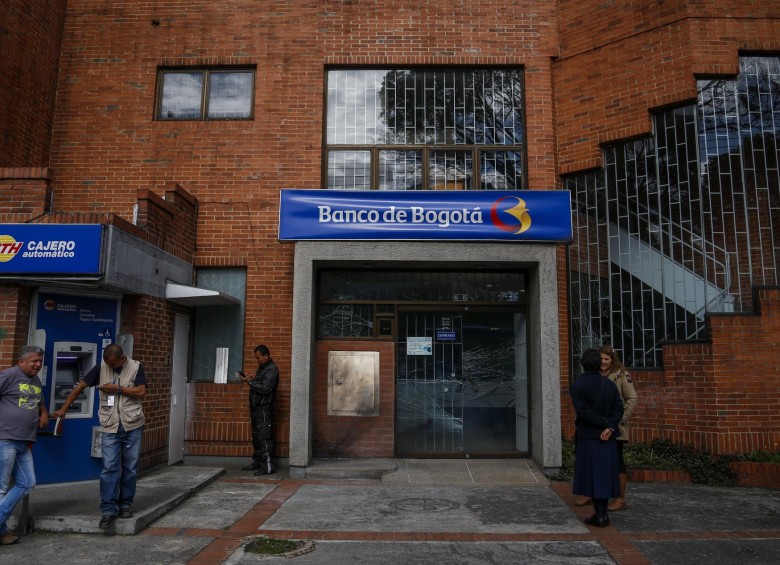 El explosivo fue puesto frente a una sede del banco de Bogotá en la calle 40 con carrera 19, en la localidad de Teusaquillo. FOTO COLPRENSA