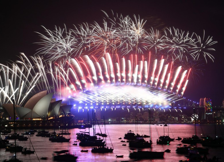 Año nuevo con pirotecnia en Sidney, Australia. FOTO AFP