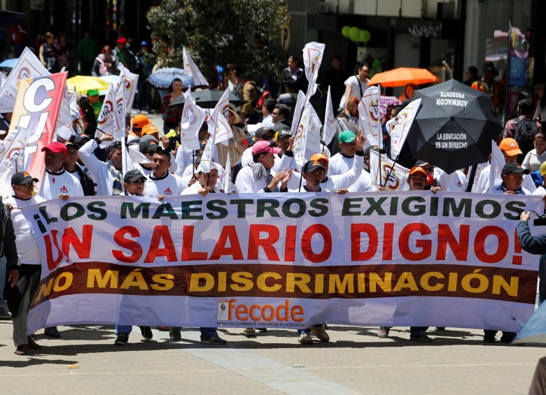 Cerca de 350.000 maestros exigieron mejores salarios en su marcha ayer en Bogotá. 8,5 millones de niños no fueron a clase. FOTO reuters