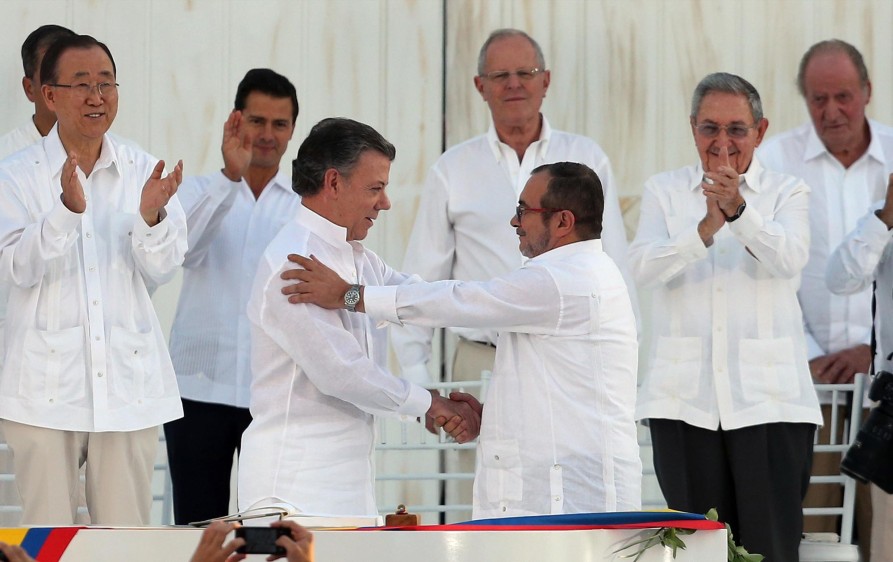 El proceso de paz liderado por el presidente Juan Manuel Santos y Timochenko es considerado para el Nobel de la Paz. FOTO AP