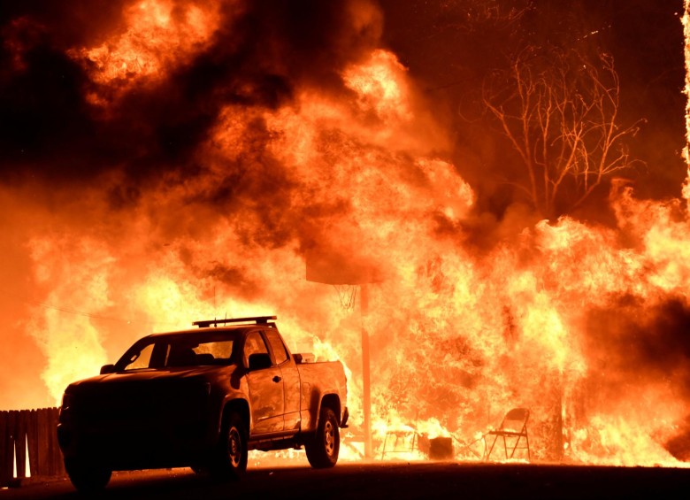 Los “Vientos de Santa Ana” impiden trabajar a los medios aéreos, aunque los bomberos confían en que disminuya lo suficiente para poder usar en las próximas horas aviones y helicópteros. FOTO REUTERS