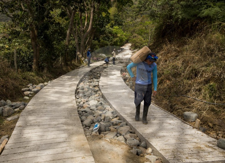 La Gobernación de Antioquia avanza en la construcción de vías terciarias, algunas de ellas con apoyo de las alcaldías. En San Roque ya disfrutan de una de sus carreteras veredales. FOTO Jaime Pérez