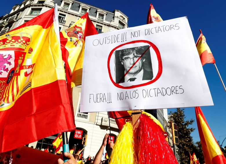 la multitud gritaba arengas en contra del presidente Carles Puigdemont. FOTO REUTERS