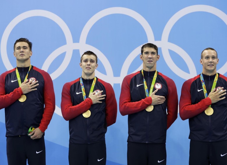 El momento de la premiación del relevo 4x100 ganado por Estados Unidos. De izquierda a derecha Nathan Adrian, Ryan Held, Michael Phelps y Caeleb Dresse. FOTO AP