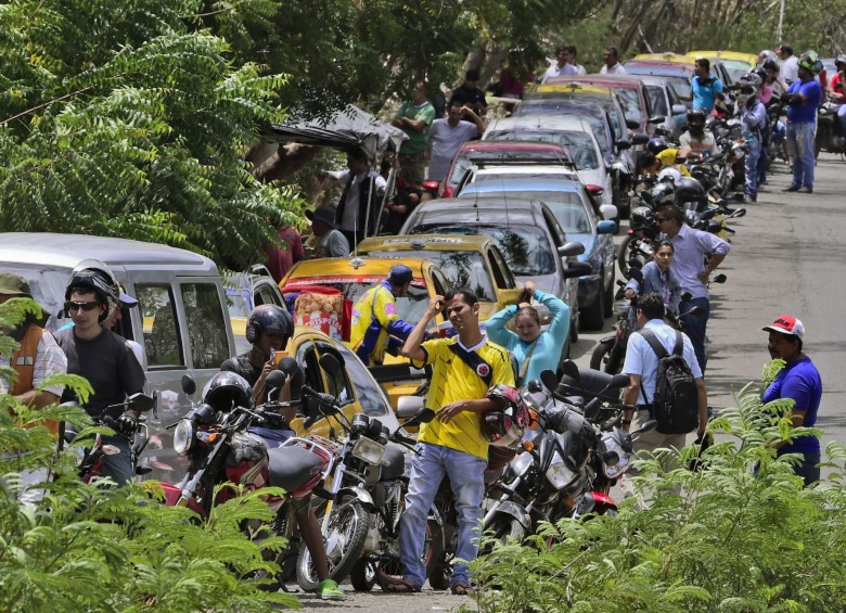 Los cucuteños han reportado que para tanquear sus vehículos tardan un promedio de cuatro horas ante las colas que se presentan en las estaciones de servicio de Cúcuta. FOTO AFP