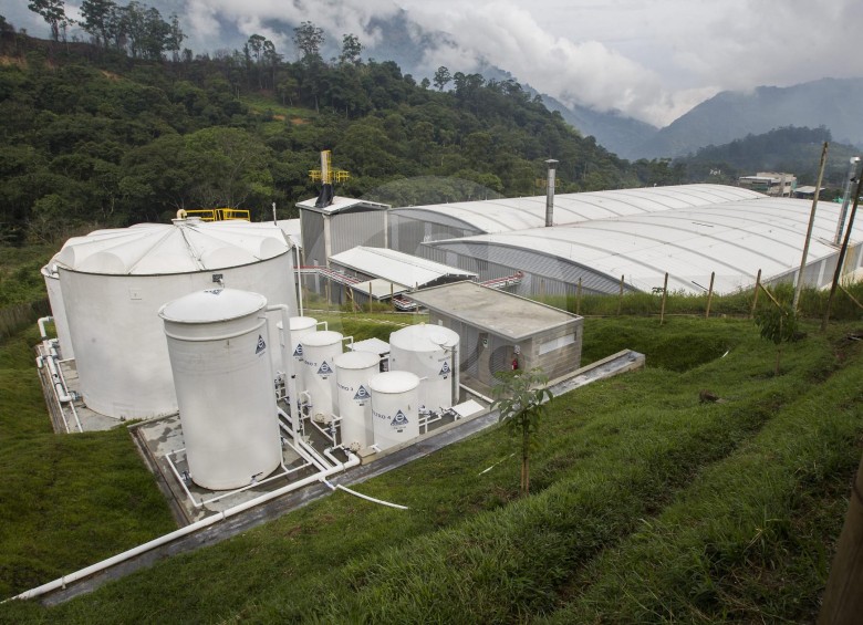 Cueros Vélez esperaba poner en funcionamiento su planta en Amága (foto) en 2015, pero la necesidad de ampliar capacidad hizo necesario aumentar el área y la inversión. FOTO Julio César Herrera