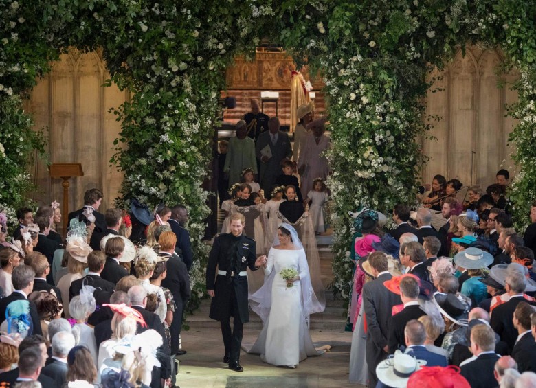 El príncipe Enrique y Meghan Markle, ahora duques de Sussex, se subieron a un coche de caballos con el que recorrieron las principales calles de la localidad de Windsor (Gran Bretaña), en cuya capilla de San Jorge tuvo lugar el sonado matrimonio. FOTO AFP