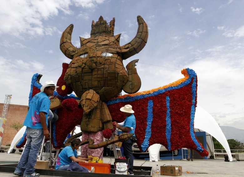 El Diablo del Carnaval de Riosucio es una de las cinco figuras que se podrán ver esta semana en los gigantes, que están hechos de pinochos, margaritas y pompones. FOTOS donaldo zuluaga