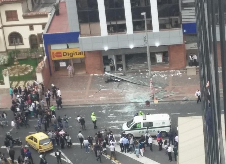 A las 3:30 p.m. se registró la primera explosión en la Avenida Chile con 10 frente a una sede del fondo de Pensiones de Porvenir. FOTO CORTESÍA. 