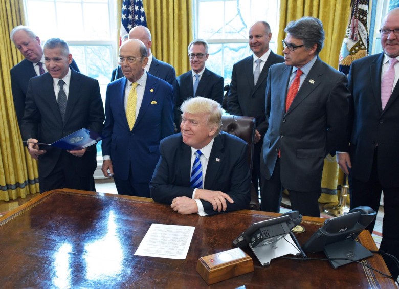 Trump compareció ante la prensa acompañado por los empresarios que se benefician del proyecto petrolero. FOTO AFP