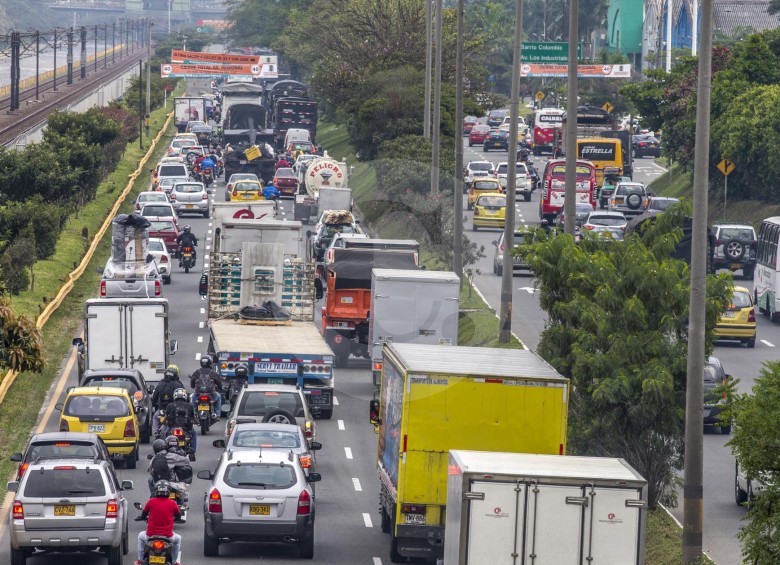 8:45 a.m. La congestión apenas empieza a fluir por la calzada oriental hacia el sector de Bancolombia, minutos después de la apertura de la vía. FOTO juan antonio sánchez
