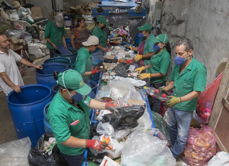 Imágenes correspondientes a la labor que se realiza en Cornambiente, una cooperativa de recicladores organizada que trabaja con apoyo de la Alcaldía en la gestión de los residuos.