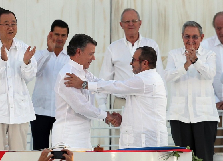 El proceso de paz liderado por el presidente Juan Manuel Santos y Timochenko es considerado para el Nobel de la Paz. FOTO AP