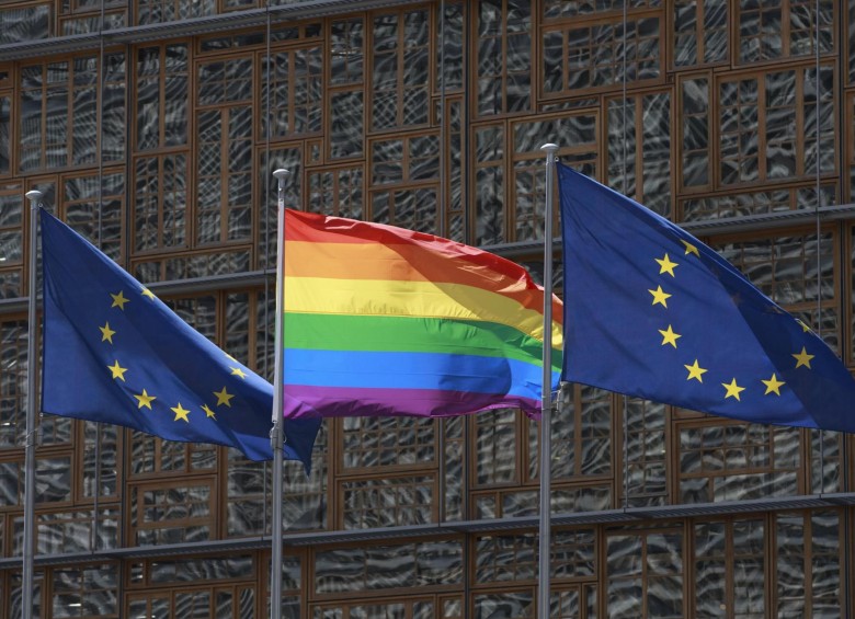 En el Consejo Europeo en Bruselas se izó la bandera del arcoíris entre las banderas de la Unión Europea. FOTO EFE