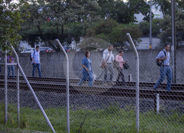 Estas personas evacuaron un tren y caminaron por la carrilera entre las estaciones El Poblado e Industriales.