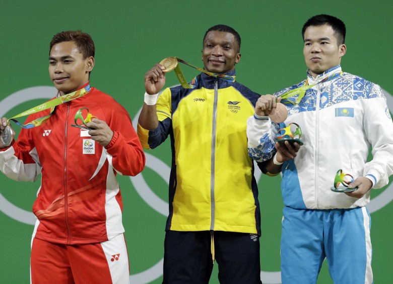 En el podio Eko Yuli Irawan (Indonesia), Figueroa y Farkhad Kharki (Kazajistán). FOTO afp