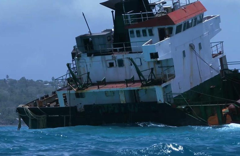 Barco encallado en San Andrés, con una carga de 1.700 toneladas de materiales de construcción y 1.100 de gasolina. FOTO COLPRENSA