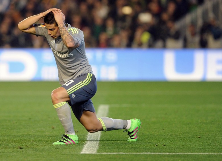 James Rodríguez jugó este domingo y asistió a Benzema para el gol del empate. FOTO AFP