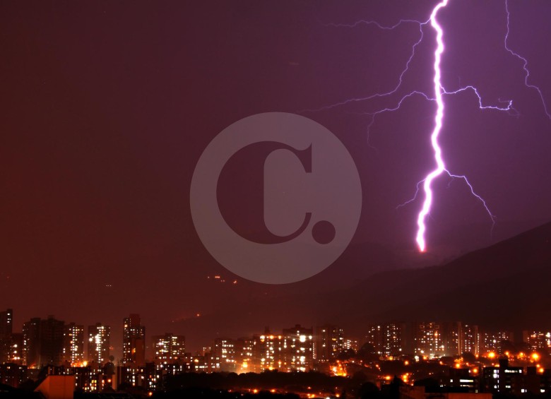 La ciencia detrás del fuerte rayo que asustó a Medellín