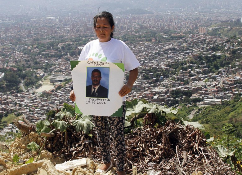 Las víctimas no pierden la esperanza de hallar a sus familiares en este sitio de la comuna 13 de Medellín. FOTO Donaldo Zuluaga