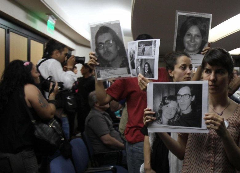 Familiares de desaparecidos y hasta sobrevivientes celebraron el fallo condenatorio, sin embargo, quedó un descontento por algunas de las absoluciones de algunos implicados. FOTO EFE