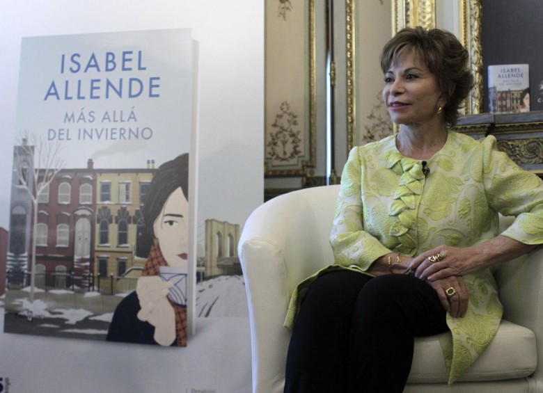 La escritora Isabel Allende afirmó que cree que “lo peor” de la sociedad norteamericana está surgiendo con Donald Trump, su presidente, una persona que cree “no saber leer” y con el que Estados Unidos está viviendo un “invierno político” como el que la autora refleja en su nueva novela, “Más allá del invierno”. Foto: EFE/Luis Millán