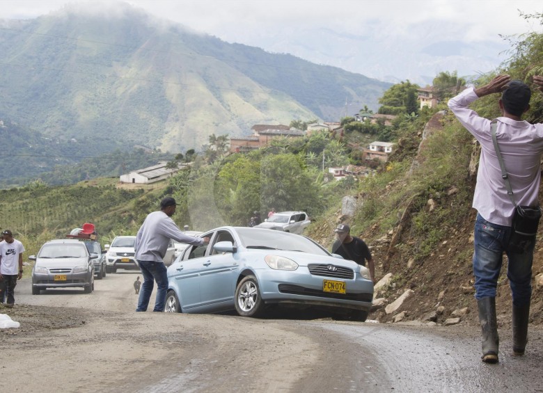 El mal estado de la vía demoró el flujo vehicular por Boquerón. Foto Mario Valencia