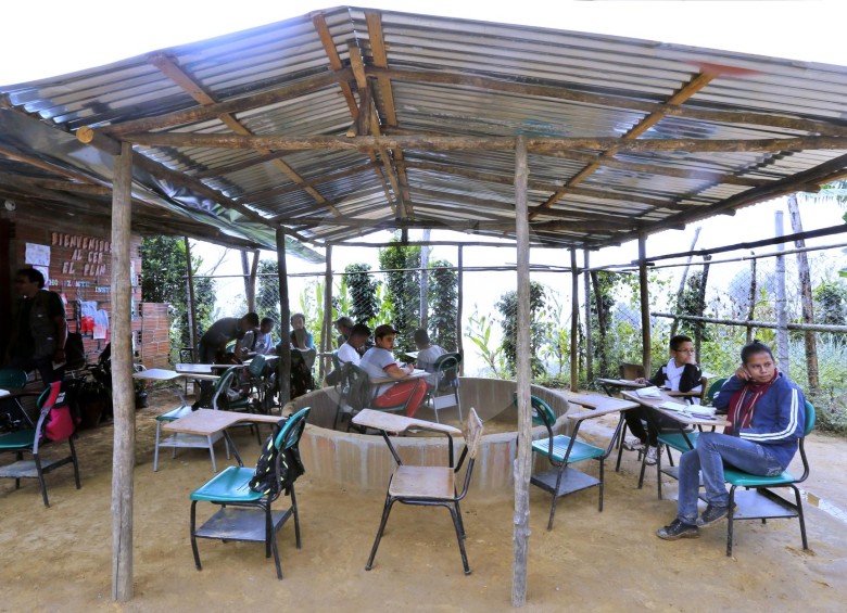 La comunidad confía que con un posible acuerdo se incremente la inversión en las zonas más afectadas por la guerra. En la vía a Caicedo, occidente de Antioquia, la comunidad improvisó esta gallera como escuela. Foto fue tomada en 2015. FOTO juan antonio sánchez.