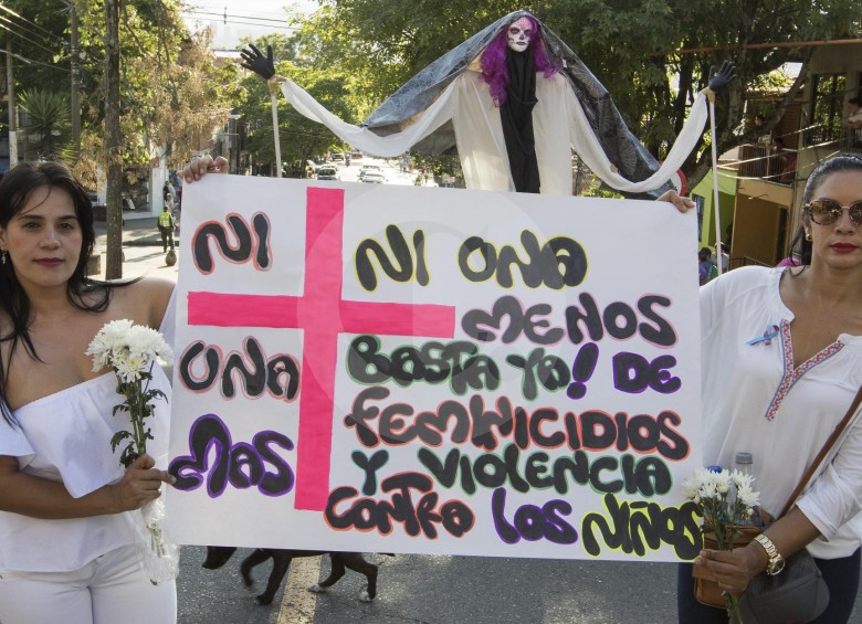 Marcha contra el feminicidio en el barrio Aranjuez de Medellín. FOTO ROBINSON SÁENZ