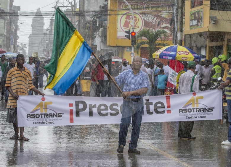 Personas protestan bajo la lluvia en paro cívico en Quibdó. FOTO Juan Antonio Sánchez