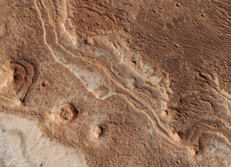 Capas, probablemente de origen sedimentario, en los Valles Shalbatana en Marte, cerca al ecuador del planeta rojo.