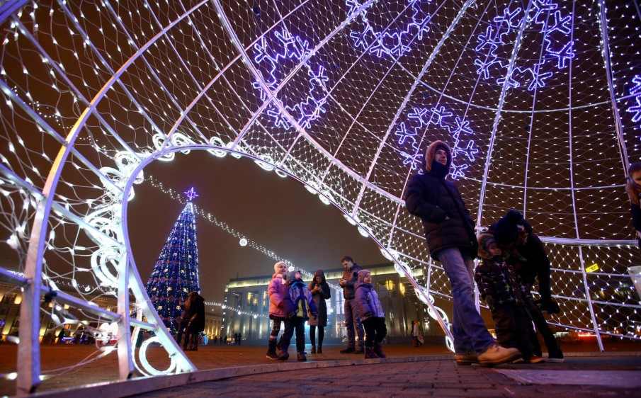En Minsk, la capital de Bielorrusia, los turistas desafían al frío para disfrutar de los alumbrados. FOTO REUTERS
