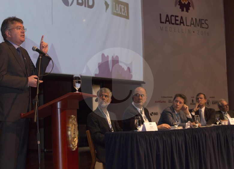 El ministro de Hacienda, Mauricio Cárdenas, dio sus claves para enfrentar el alza de tasas de la FED. FOTO Manuel Saldarriaga