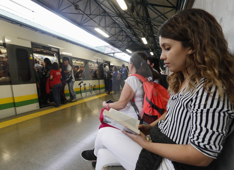 La espera de los usuarios para entrar a los trenes. Mantener la Cultura Metro en los lapsos de saturación es uno de los retos. FOTOS ARCHIVO EL COLOMBIANO Y MANUEL SALDARRIAGA