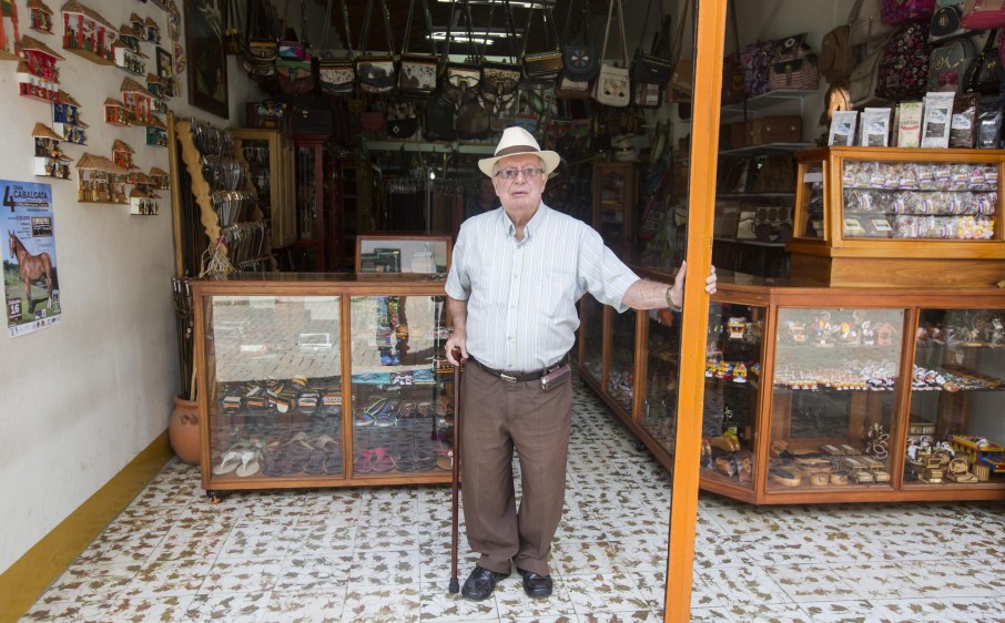 Darío Agudelo aprendió el oficio hace más de sesenta años. Tiene su taller y almacén a media cuadra del parque de Jericó. Ha elaborado carrieles para presidentes de América Latina.