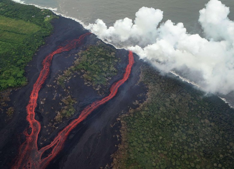 La erupción del volcán Kilauea en las islas de Hawai es una de las más largas de las últimas décadas. El río de lava que desciende por sus laderas ya alcanzó el mar y ha causado la evacuación de cientos de viviendas. Foto: AFP