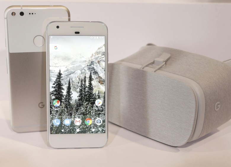 En la imagen, Pixel, el nuevo celular de google y las gafas de realidad virtual Daydream. FOTO Reuters
