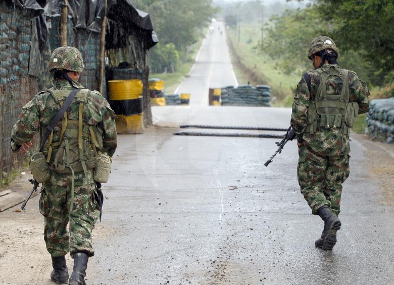 En los pasos fronterizos se mantiene la presencia militar del Ejército y la Armada de Colombia. FOTO Jaime Pérez Munévar.