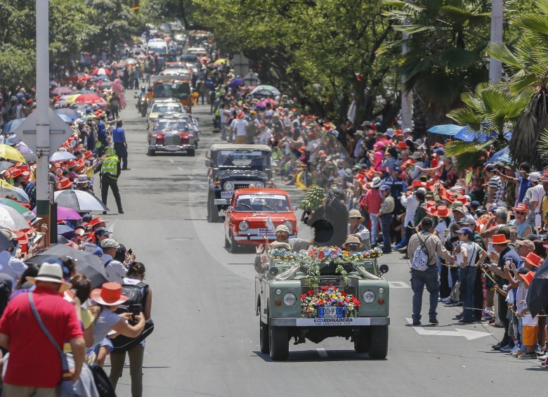 El desfile empezó en EL COLOMBIANO, a las 10:45 a.m.. Cerca de 300 carros salieron a mostrar sus años en la edición 21 del Desfile de Autos Clásicos y Antiguos. FOTO julio césar herrera