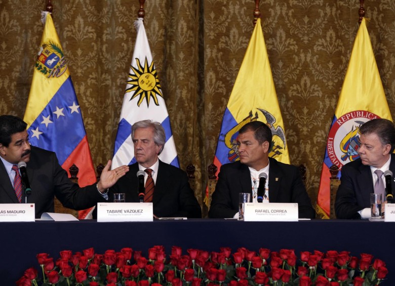 Aspecto de la rueda de prensa después de la reunión entre los presidentes Nicolás Maduro, Tabaré Vázquez, Rafael Correa y Juan Manuel Santos. FOTO AP