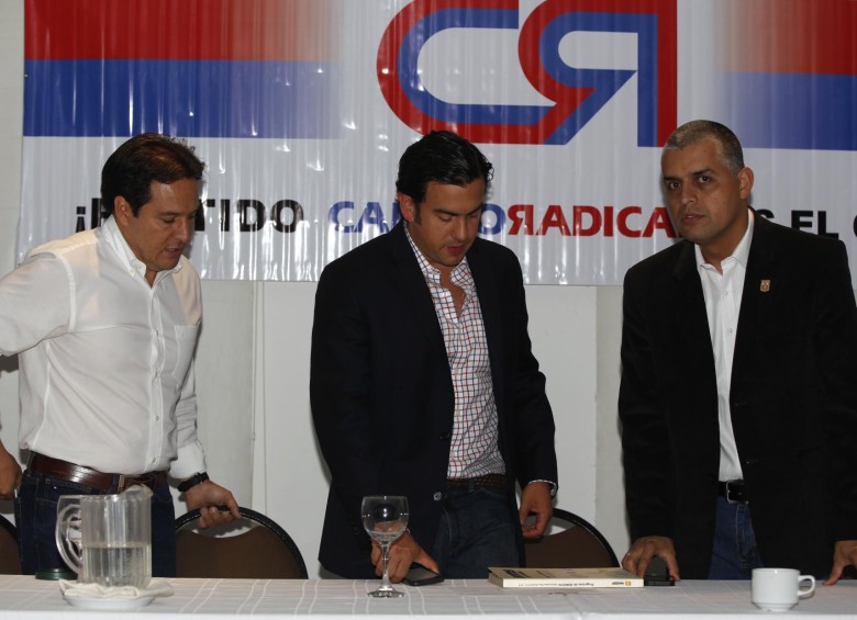 Gabriel Jaime Rico, candidato a la Alcaldía de Medellín; Rodrigo Lara, presidente de Cambio Radical, y el concejal Carlos Mario Uribe, presidieron el evento. FOTO manuel saldarriaga