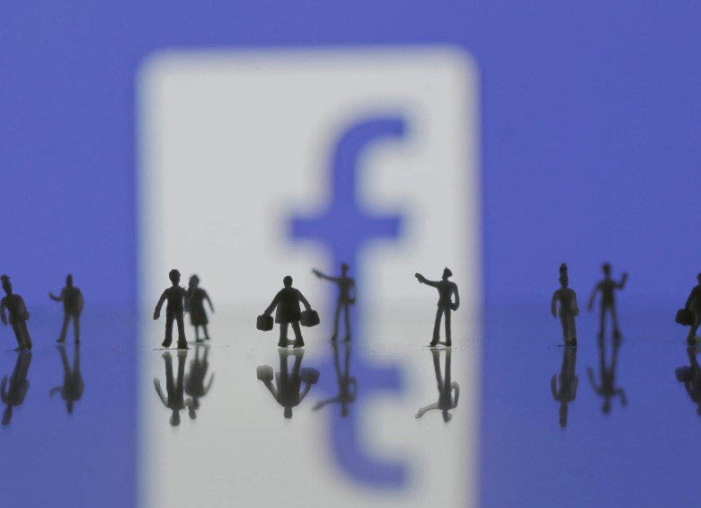 La red social Facebook fue sancionada por tratar los datos de sus usuarios para fines publicitarios, al igual que los datos de quienes han visitado la plataforma y no tienen cuenta. FOTO REUTERS