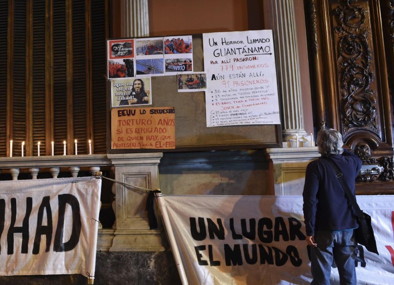 Activistas de derechos humanos se encienden velas afuera del Ministerio de Asuntos Exteriores en Montevideo. FOTO AFP