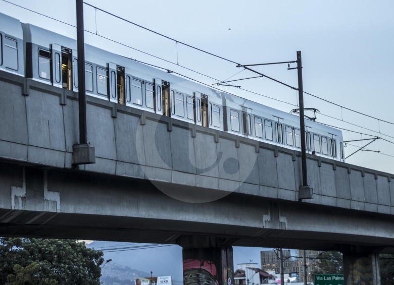 Este tren quedó en lo alto del viaducto entre las estaciones Industriales y Exposiciones. FOTOS Juan A. Sánchez