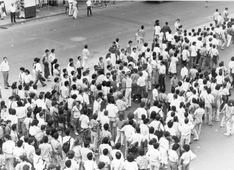 Así cubrió El Colombiano el funeral de Héctor Abad, Luis Felipe Vélez y Leonardo Betancur, el 26 de agosto de 1987. FOTO ARCHIVO EL COLOMBIANO